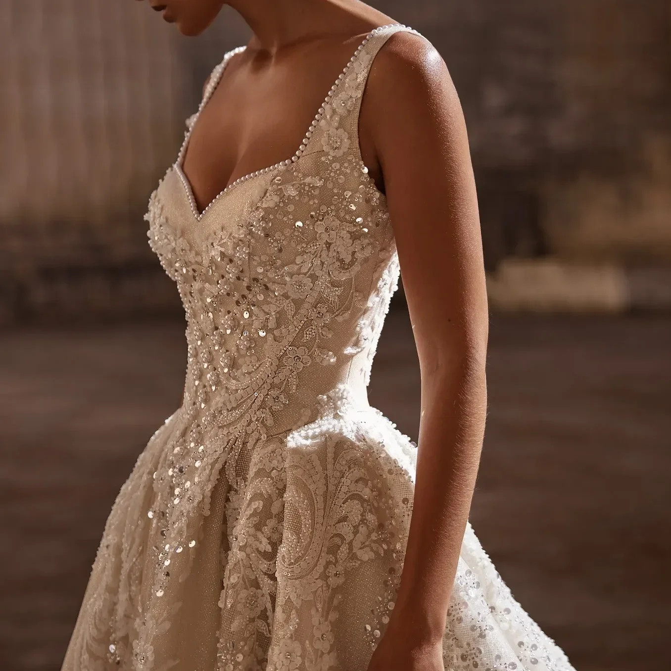 High-end Elegant V-Neck Pearls Lace Appliques Bride Wedding Dresses Bridal Gowns