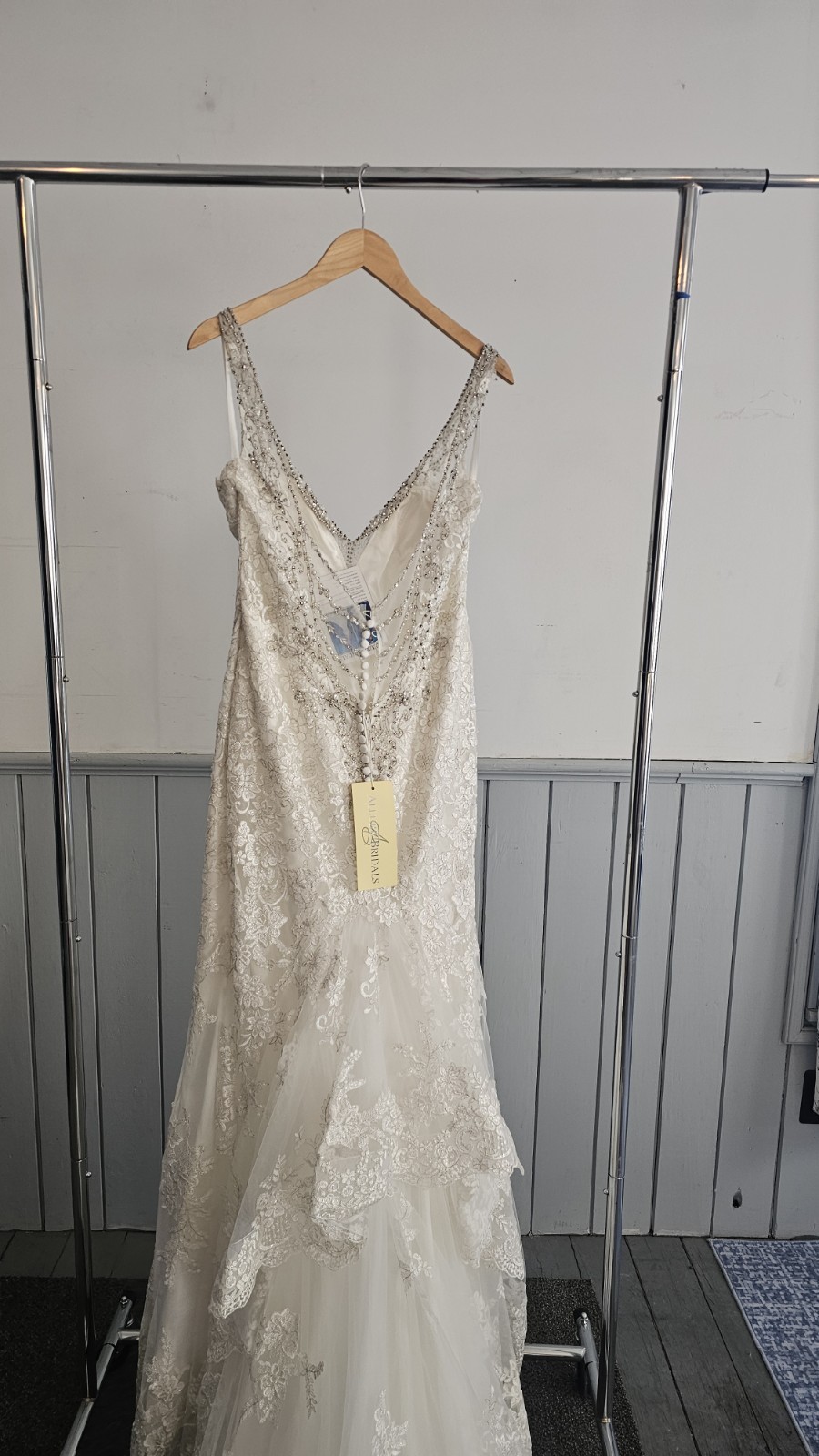Allure Bridals 9401 Wedding Gown Size 14 Ivory Lace Fit And Flare Beading