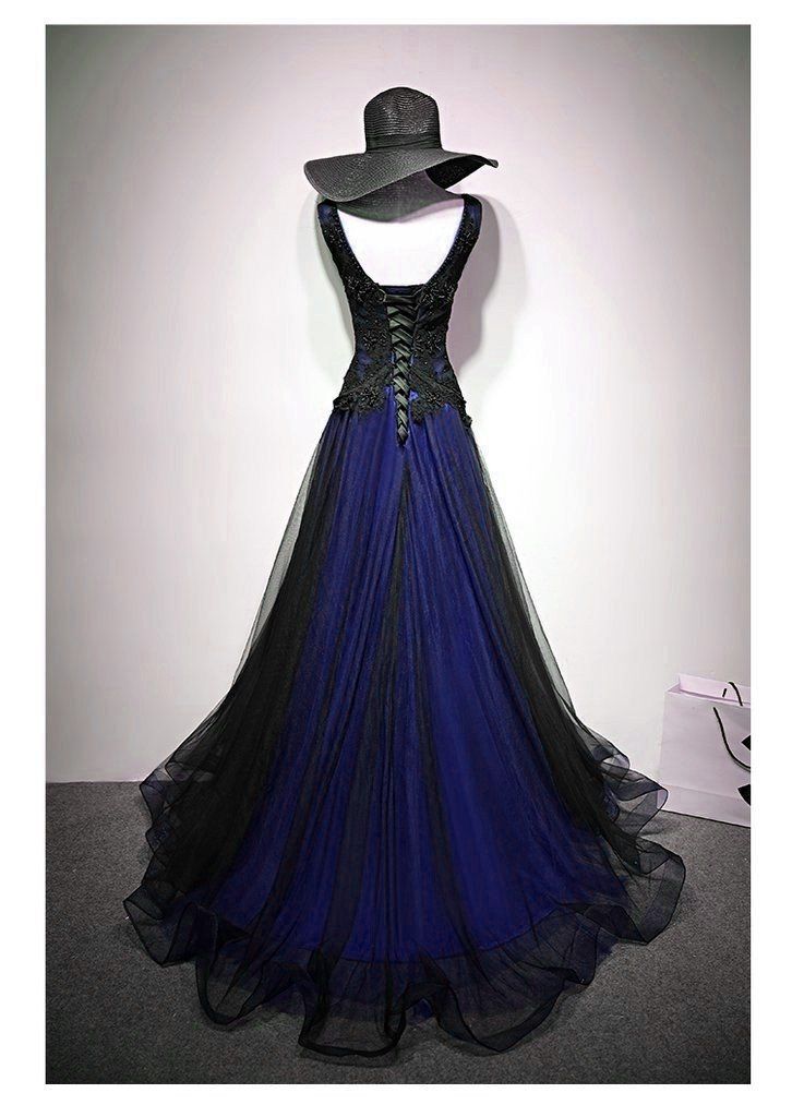 Black and Red Gothic Wedding Dresses V Neck with Lace Applique Tulle Bridal Gown