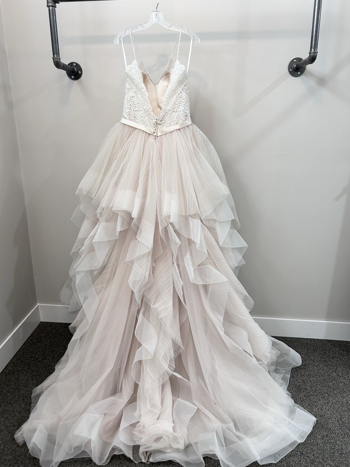 Ivory Beaded Lace V-Neck Sleeveless Tulle Ball Gown Wedding Dress Button