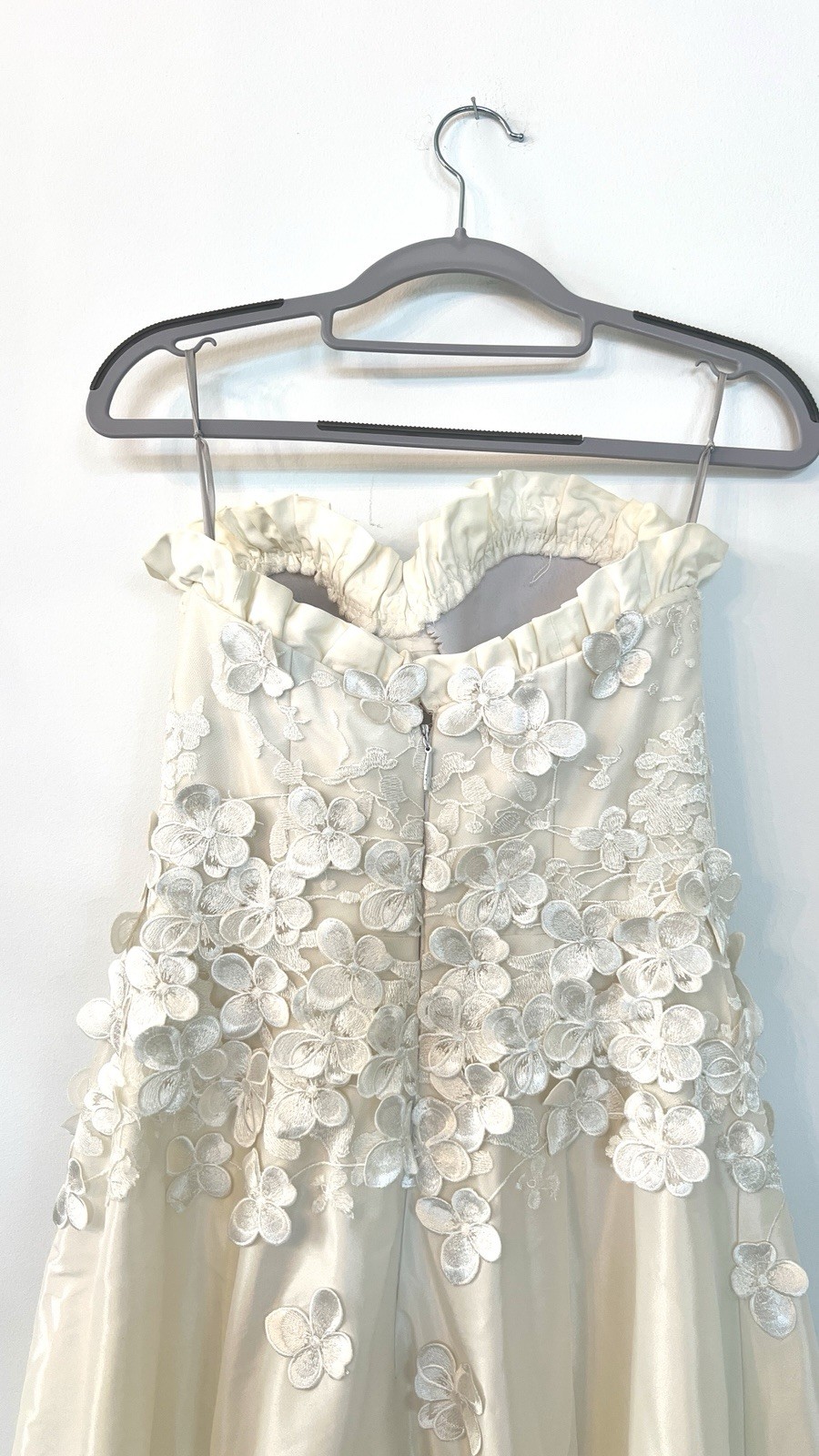 Wtoo by Watters Ivory Strapless Floral Appliqué Bridal Gown Size 8 Tailored to 4