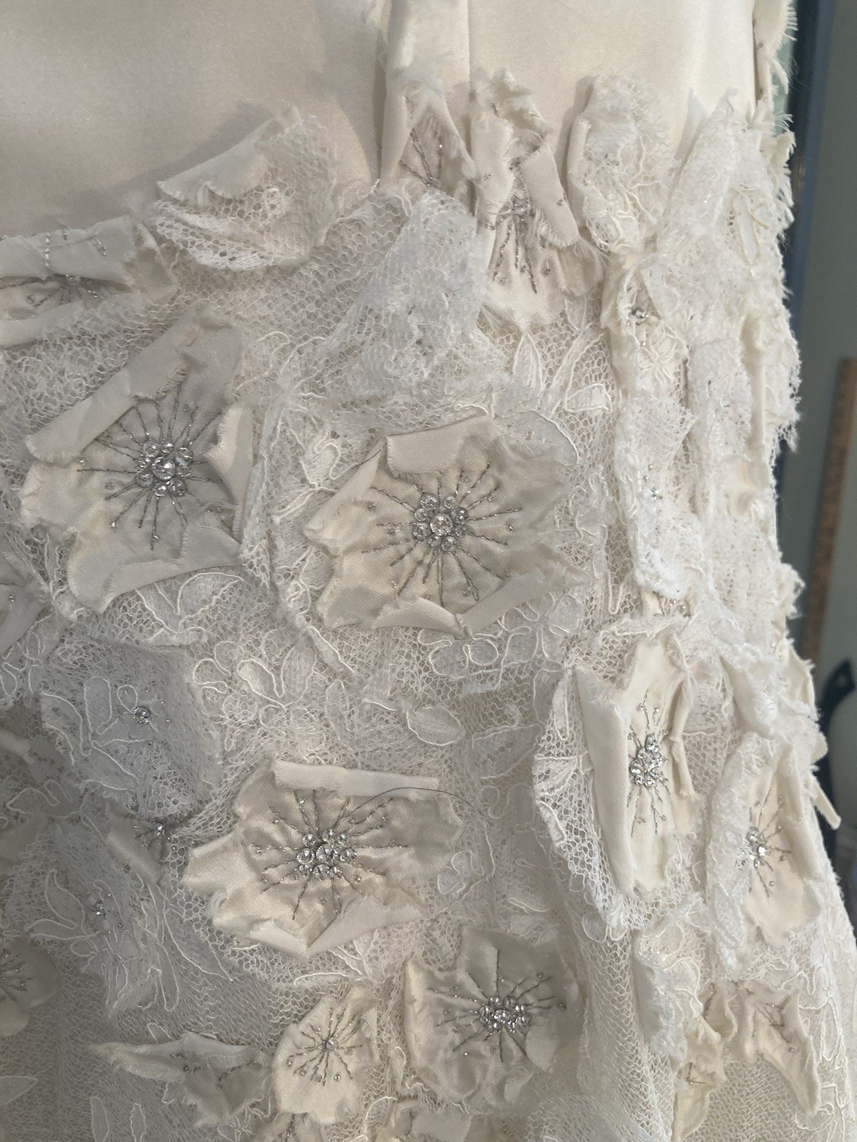 watters and watters Wedding Gown Size 8 Ivory Beautiful Cut Flower Details