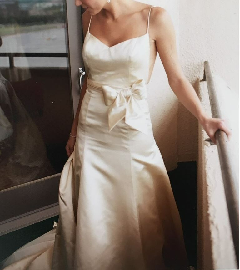 Gorgeous Ivory AMSALE Wedding Gown (Size 8 /street 4) Slightly used