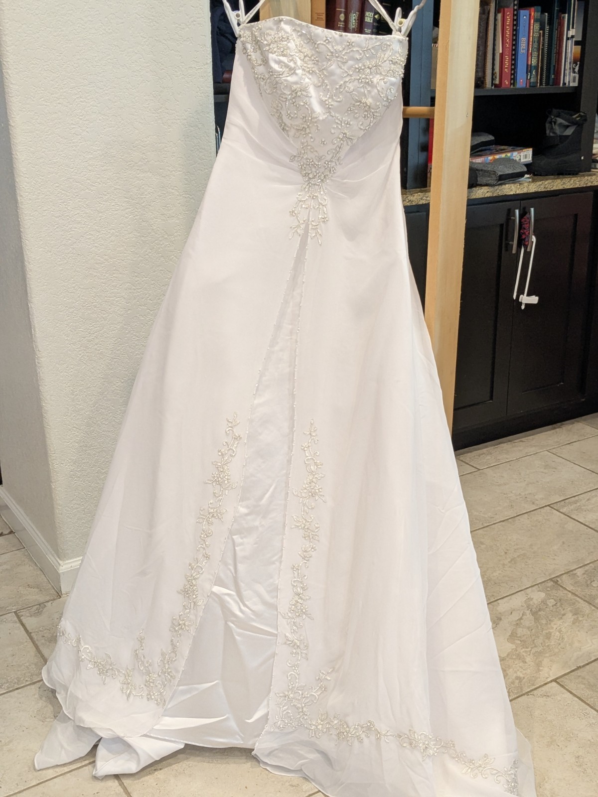 David’s Bridal Style V9010 Wedding Dress In Size 8