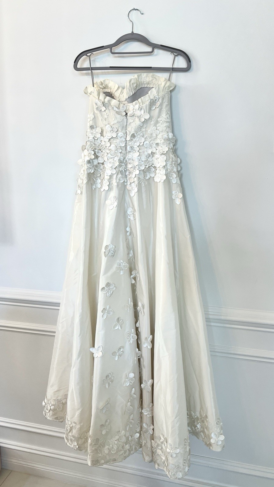 Wtoo by Watters Ivory Strapless Floral Appliqué Bridal Gown Size 8 Tailored to 4