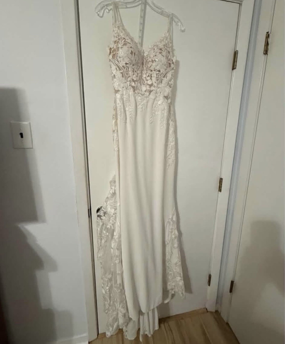 Blue by Enzoani Ivory/Nude Lace Beaded Mermaid Wedding Dress V-Neck Size 8