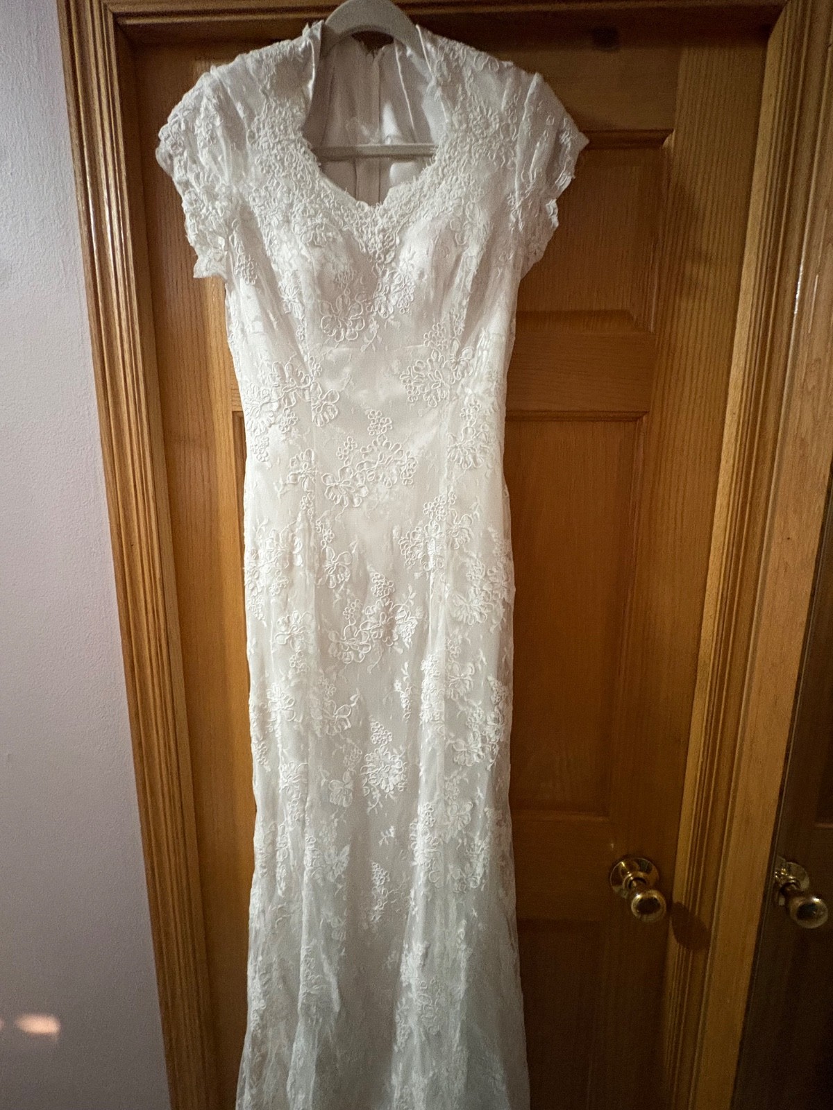 Preowned wedding dress size 4 with veil