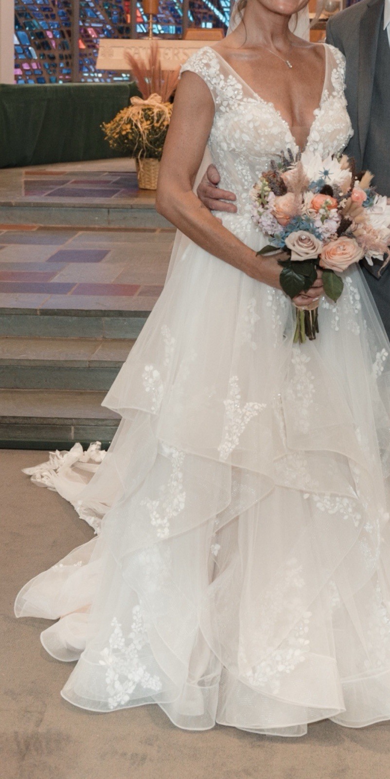 Designer Wedding Gown Martina Liana 1400. Fits A Size 6