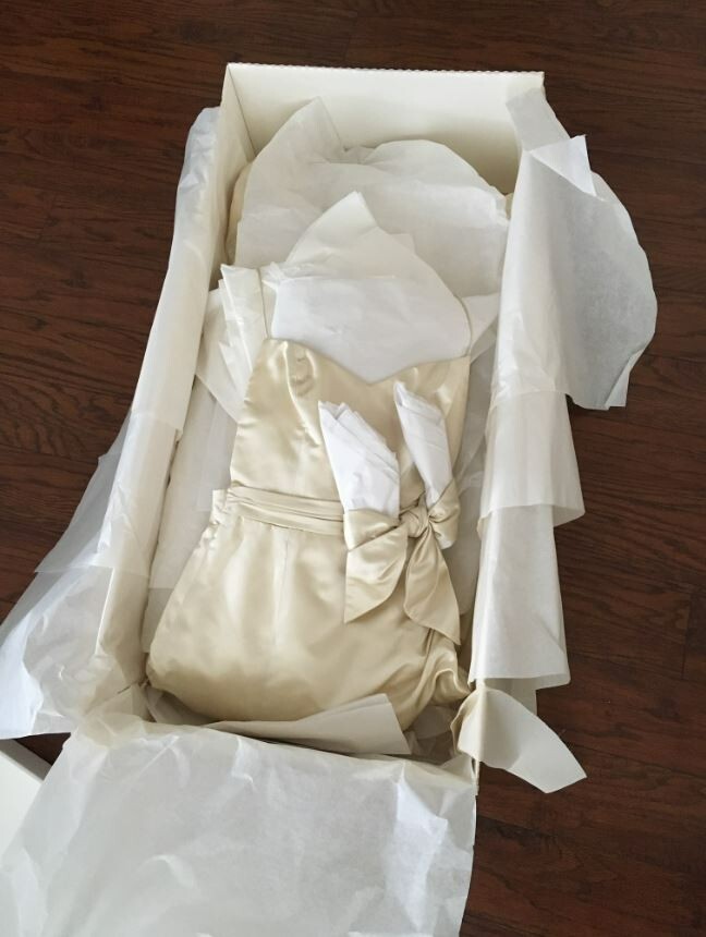 Gorgeous Ivory AMSALE Wedding Gown (Size 8 /street 4) Slightly used