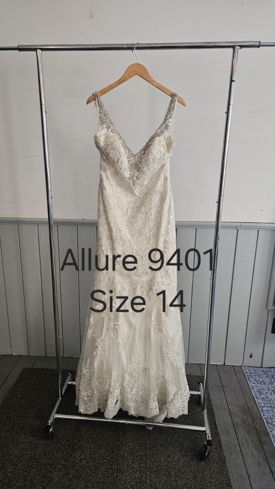 Allure Bridals 9401 Wedding Gown Size 14 Ivory Lace Fit And Flare Beading