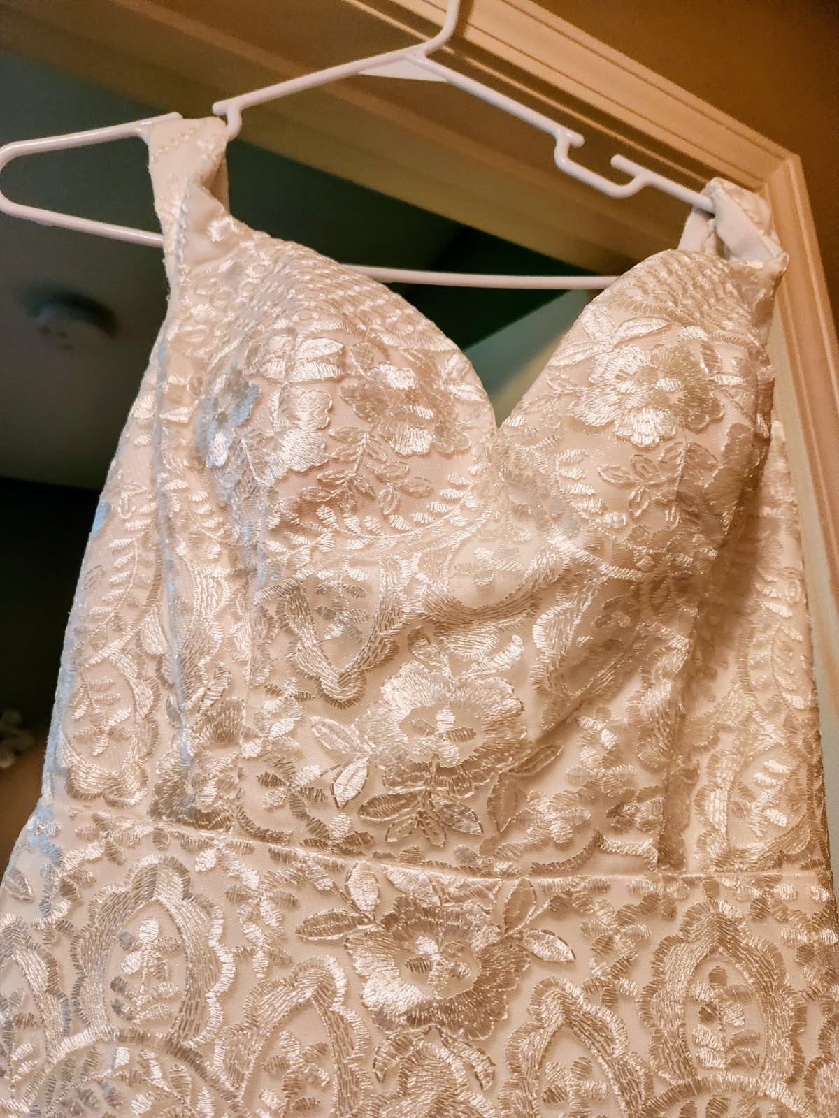 White Lace Sleeveless Sheath Wedding Dress Sweetheart Neckline Full-Length