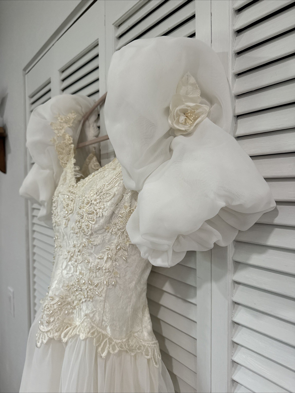 VTG 1980’s Ivory Wedding Gown w/Puff Sleeves Lace & Pearl Bodice Flowers SMALL