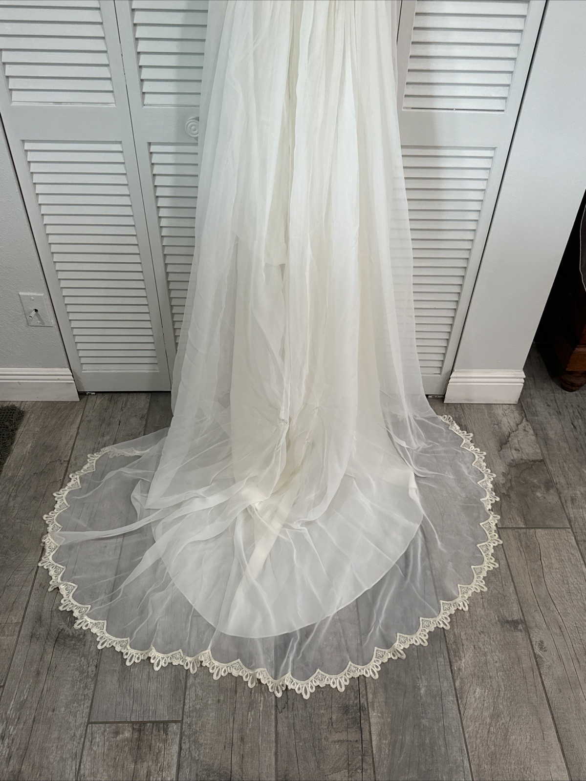 VTG 1980’s Ivory Wedding Gown w/Puff Sleeves Lace & Pearl Bodice Flowers SMALL