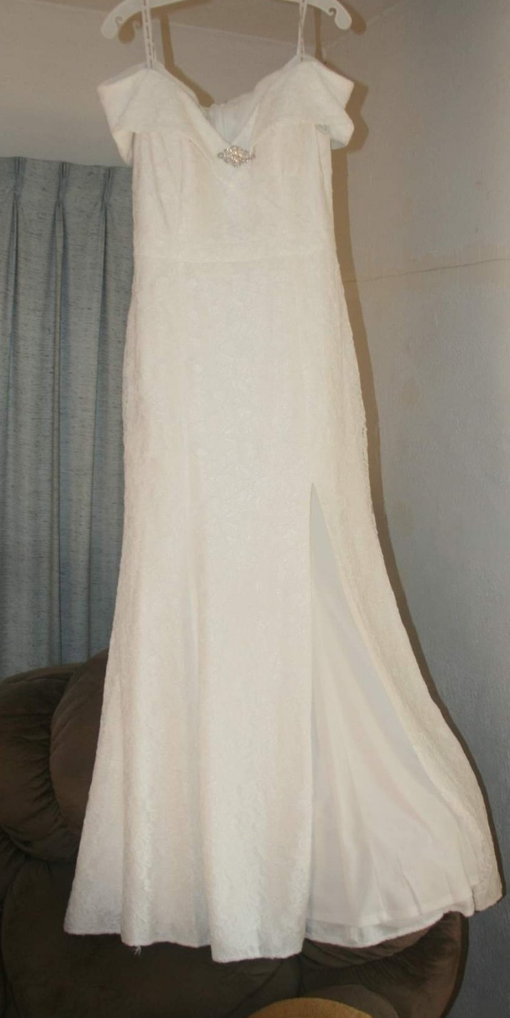 White Lace V-Neck Cap Sleeve Column/Sheath Full-Length Wedding Dress