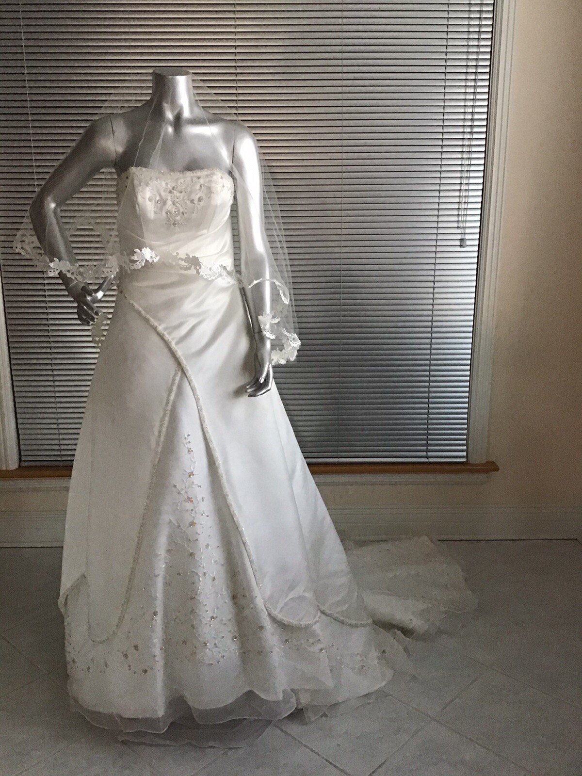 New Adjustable Long Trailing Wedding Gown Dress Ivory Size 6 To 8 Dress .