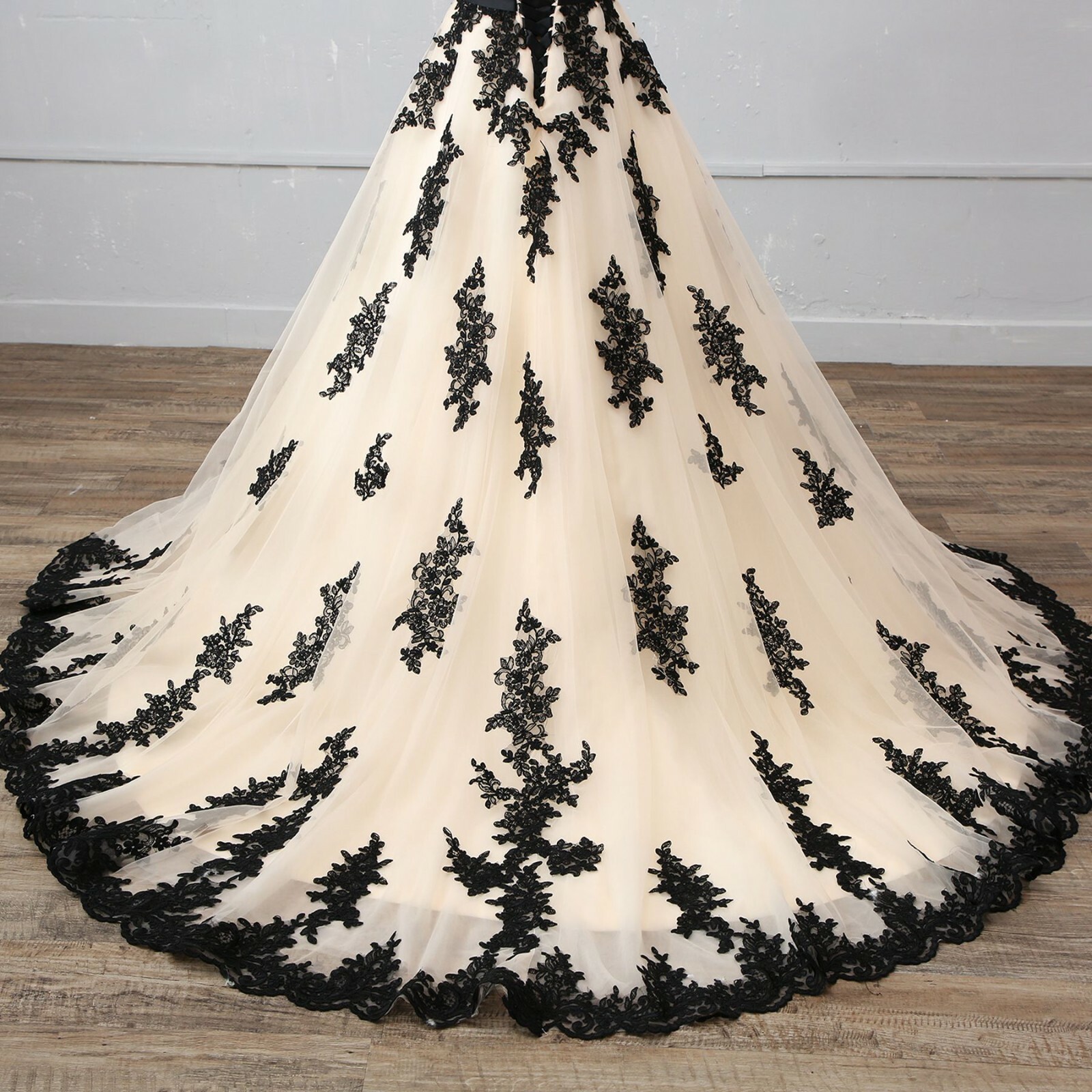 Unique Gothic Lace Corset Wedding Dress Bridal Gown Black Ivory Custom made