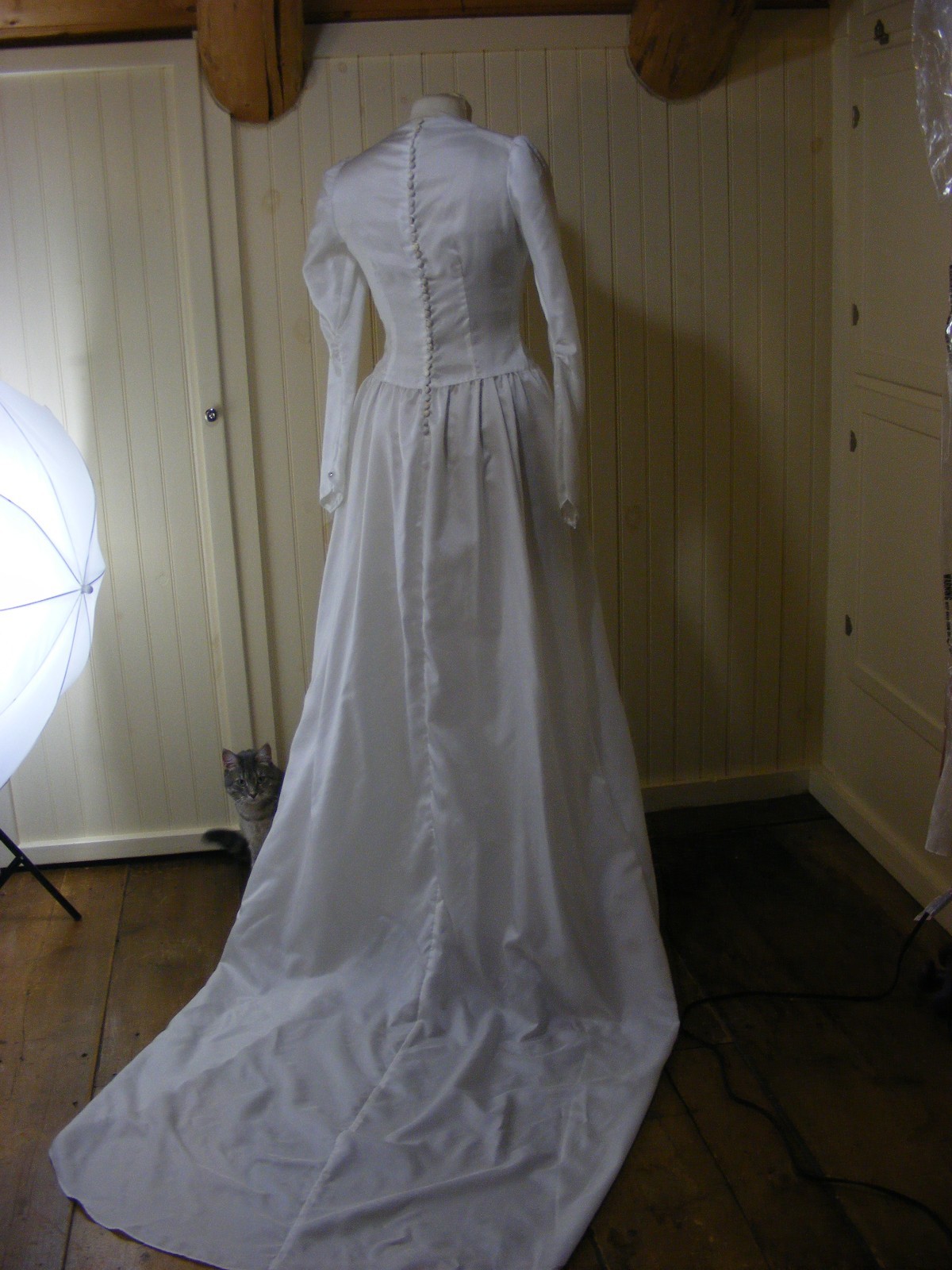 1942 WEDDING DRESS WWII BRIDAL WEAR RAYON FAILLE SWEETHEART NECKLINE LONG TRAIN