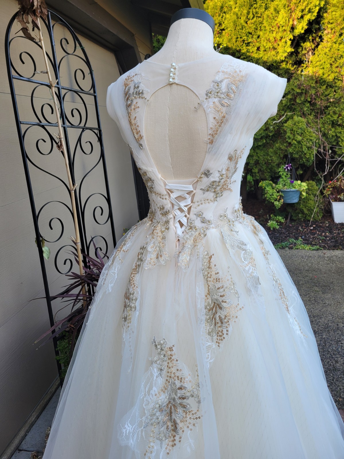 Elegant Sleeveless Lace Wedding Gown – V-Neck, Lace-Up Back, Golden Brown Corset