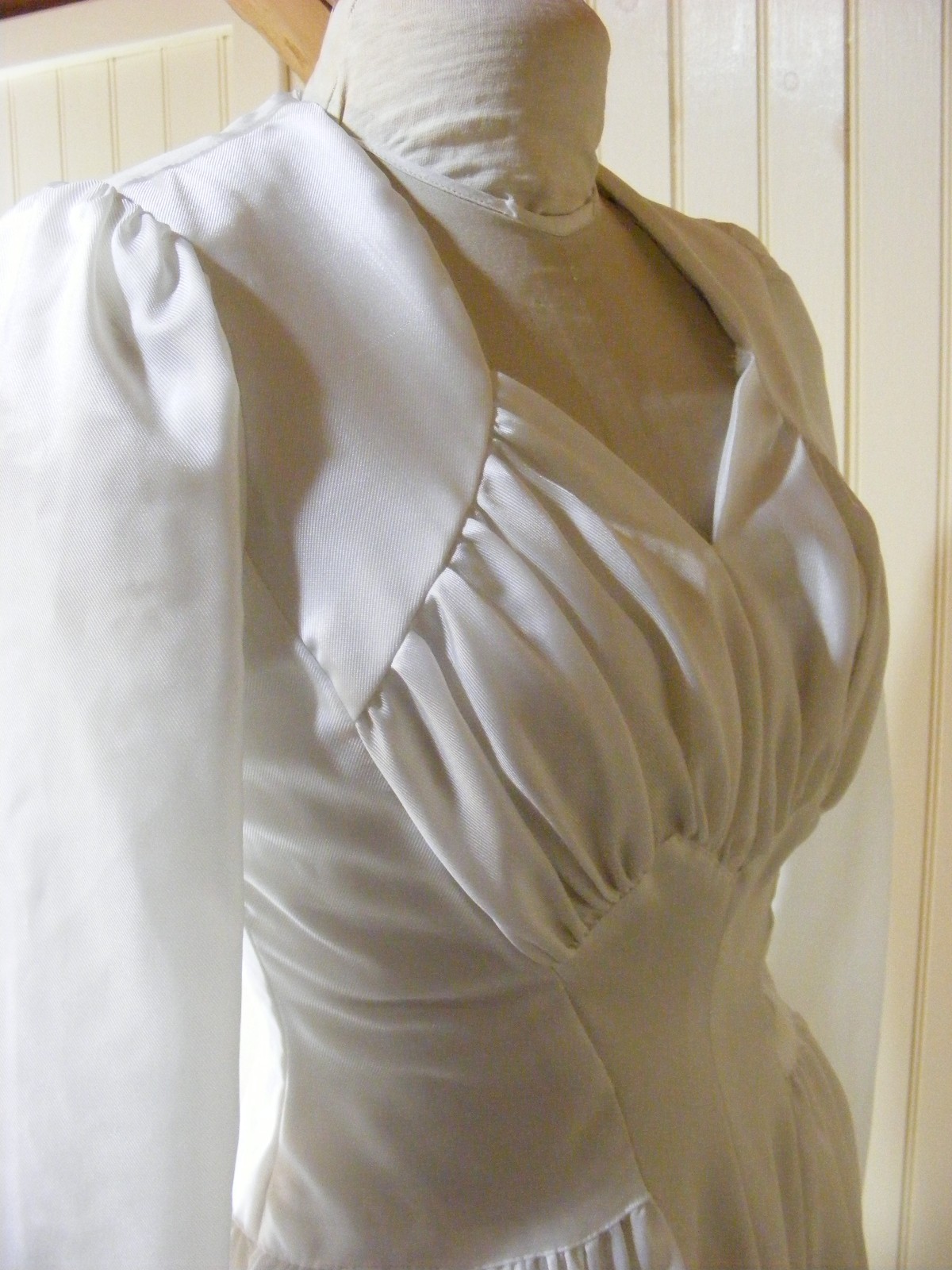 1942 WEDDING DRESS WWII BRIDAL WEAR RAYON FAILLE SWEETHEART NECKLINE LONG TRAIN