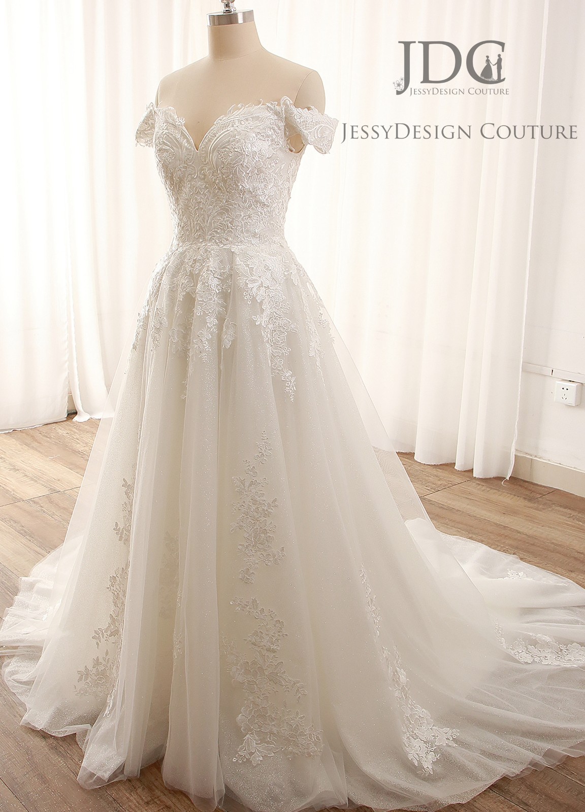 Top quality strappy wedding dress wedding dress 32-60 beads to measure ivory buttons