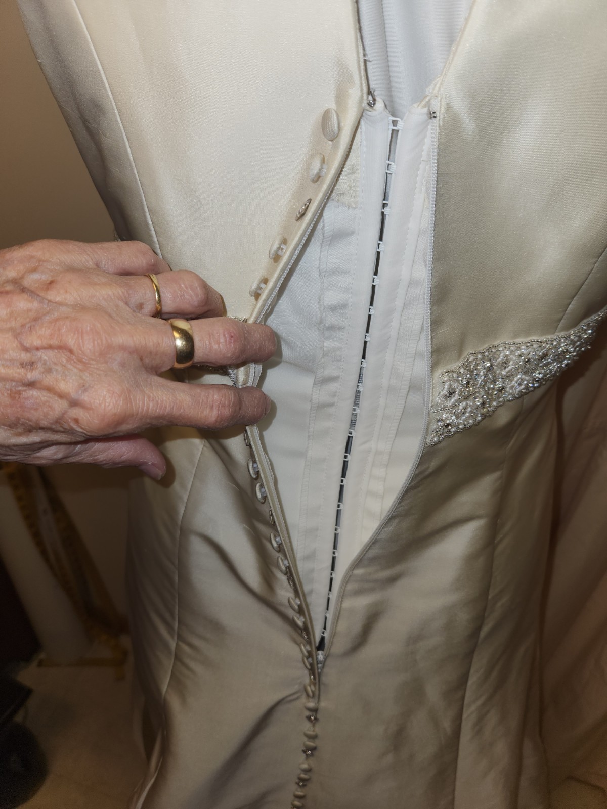 2 Be Bride 100% SILK Ivory Wedding Gown* sz8 beaded & Covered Buttons*Very Gd!!