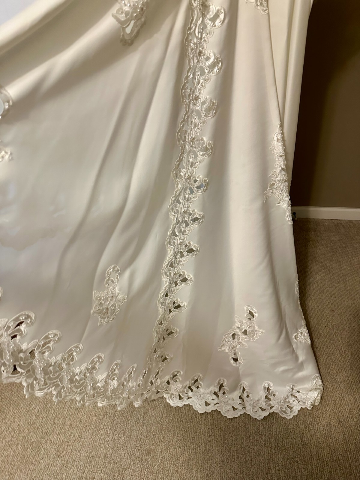 Oleg Cassini Wedding dress size 6 with beaded bodice, V-neck and pearled buttons