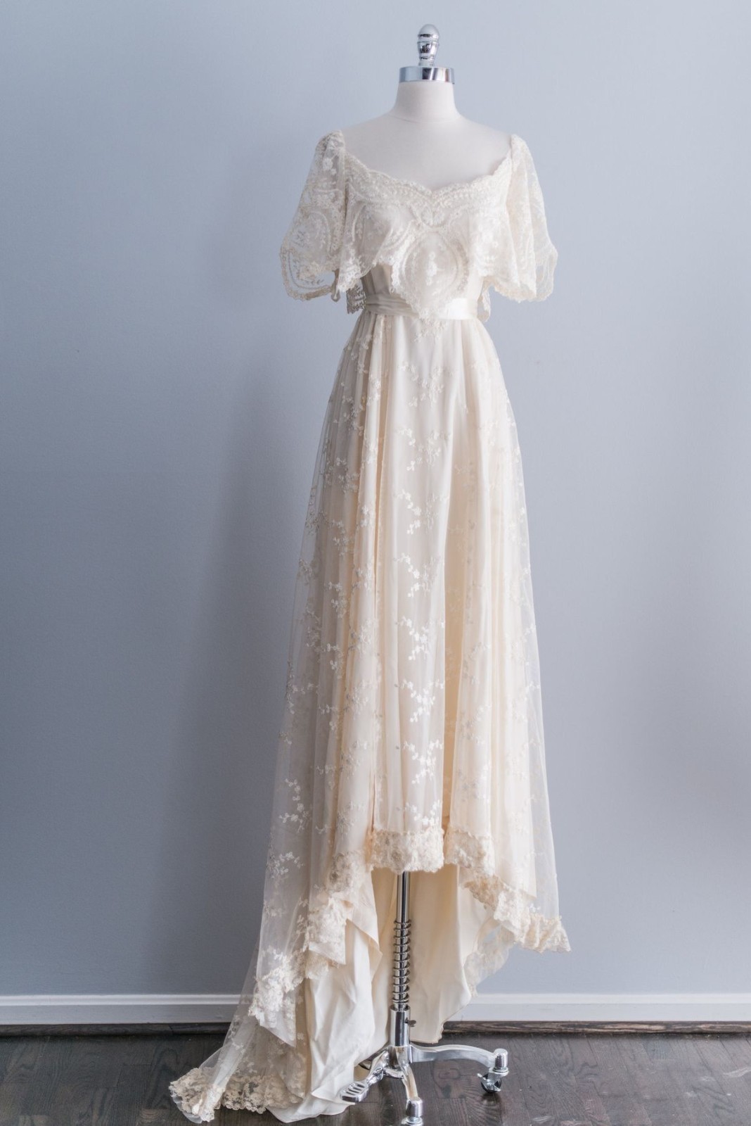 Champagne Wedding Dresses Off Shoulder A Line Vintage with Train Bridal Gowns