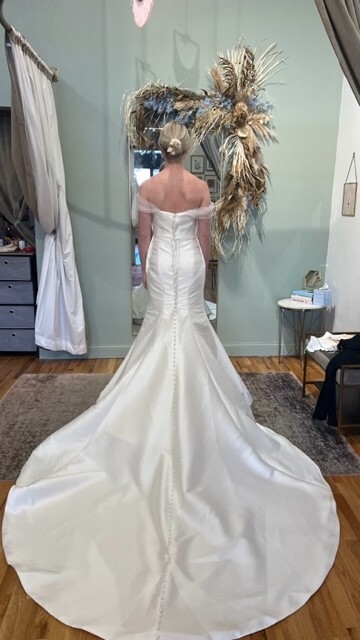 New unaltered strapless cathedral train wedding gown Essense of Australia d3822