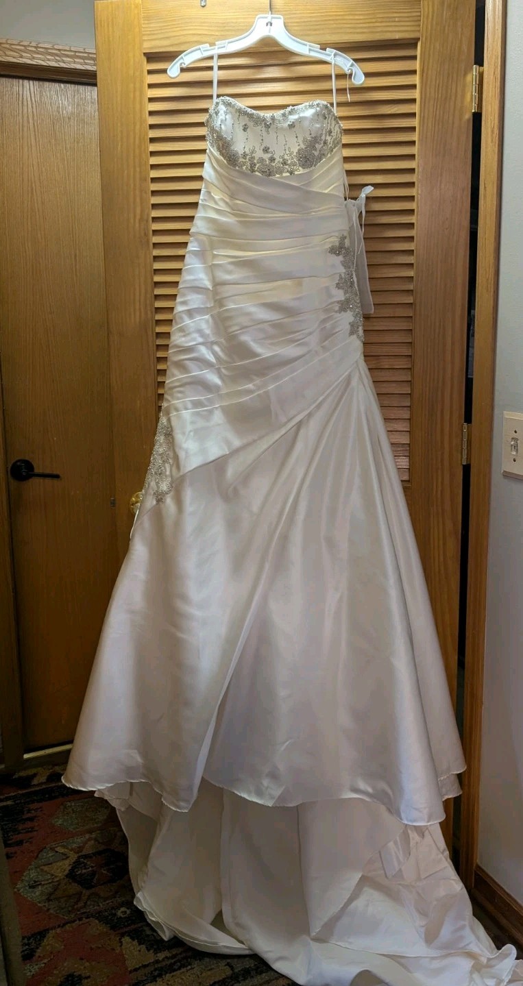 LA SPOSA “Sensacion” Sample wedding dress bridal gown fit & flare Ivory Sz 10