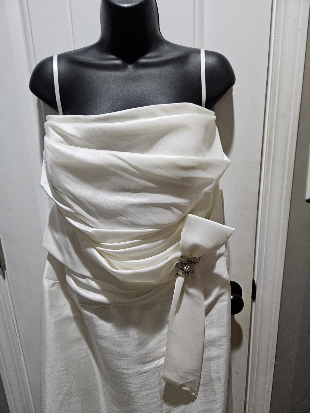 Venus Ivory Sweetheart Strapless Ruched, Sheath Wedding Dress 22W With Veil