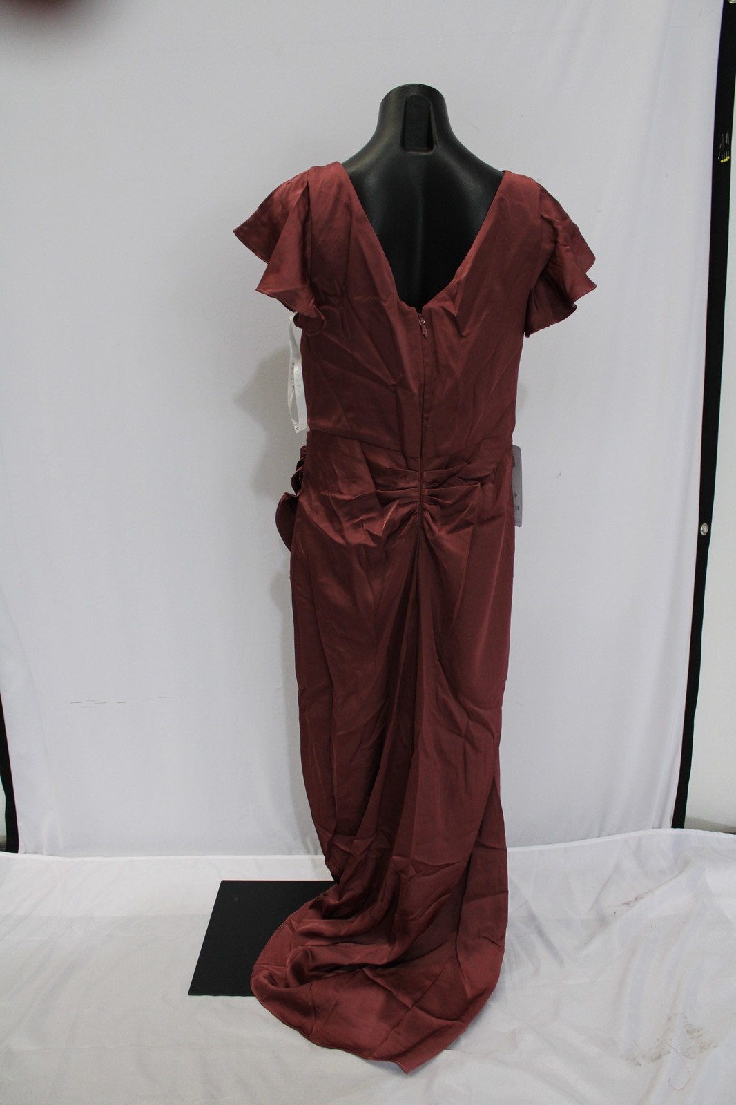 Azazie Women’s Roya Mermaid V-Neck Stretch Satin Dress AP2 Desert Rose Size: A12