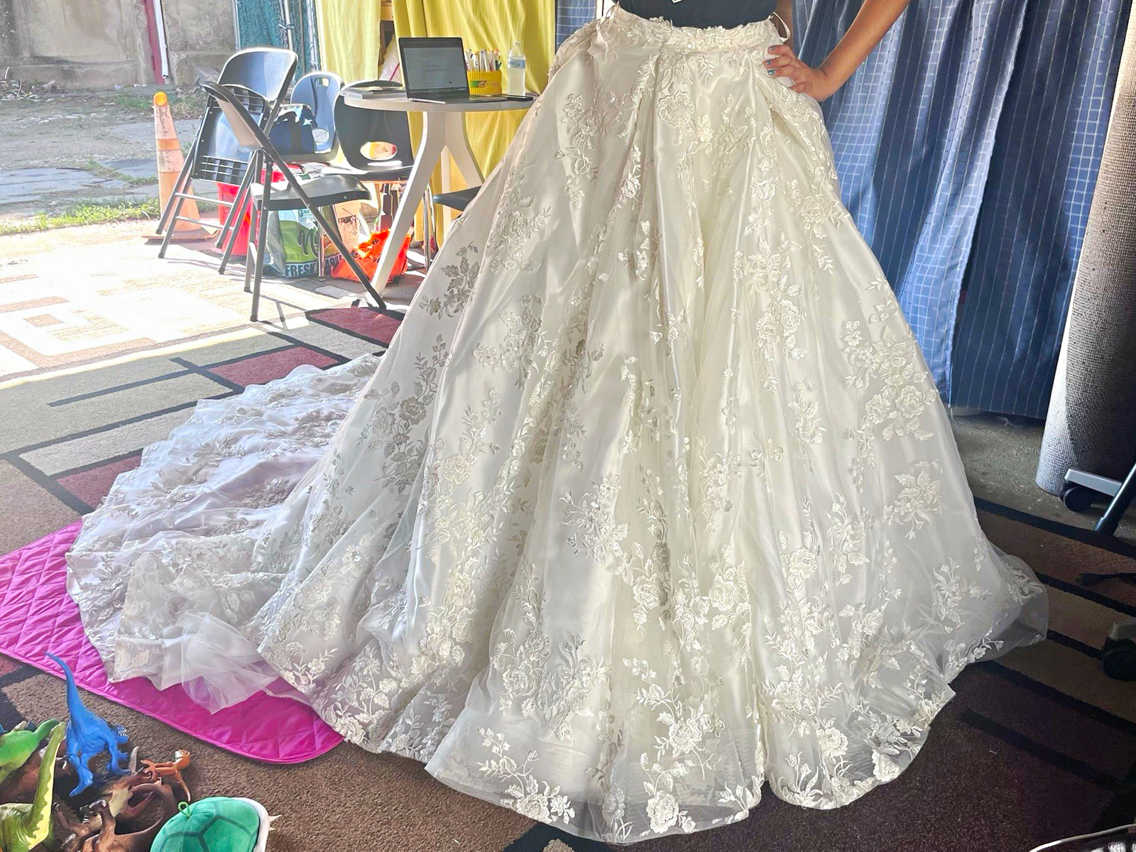 White Lace Embroidered Ball Gown/Duchess Wedding Dress with Train