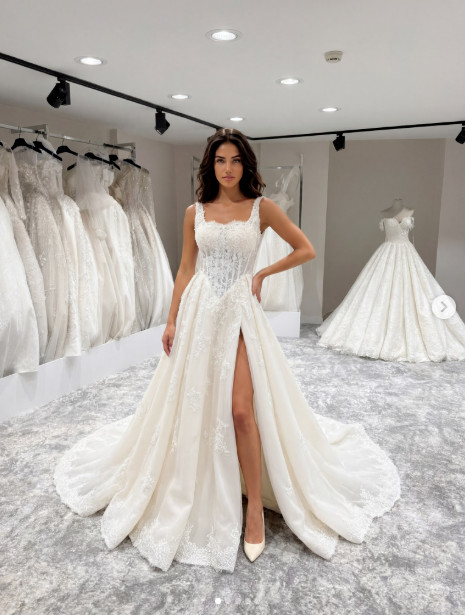 Beach Wedding Dresses with High Slit Lace Applique Sweep Train Boho Bridal Gowns