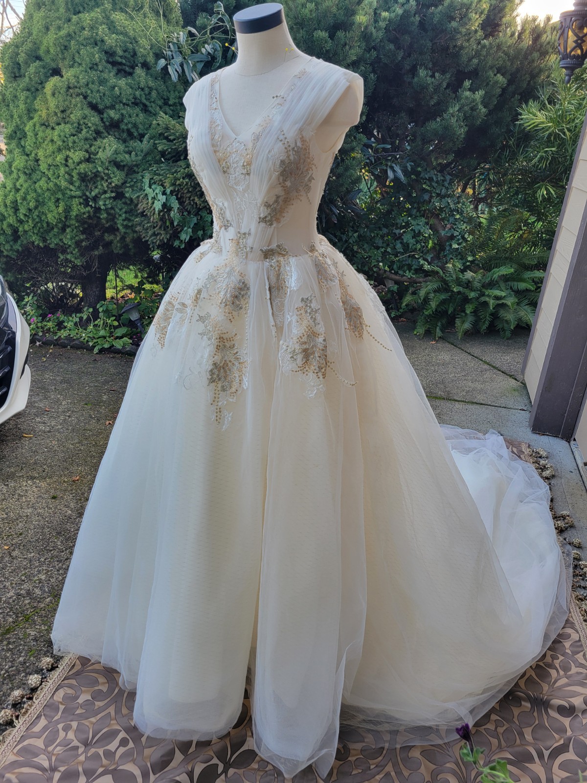 Elegant Sleeveless Lace Wedding Gown – V-Neck, Lace-Up Back, Golden Brown Corset