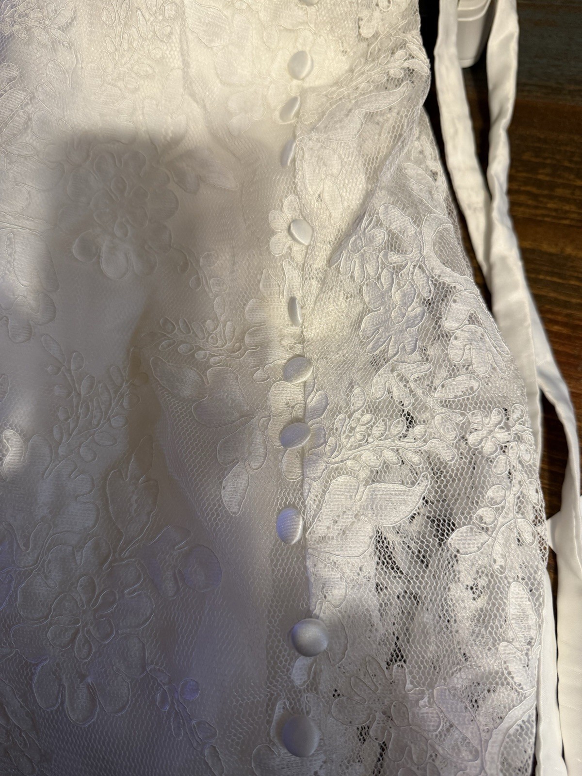 White Lace Wedding Gown Size 18 with Cinch Buttons Short Train Hem Scallop