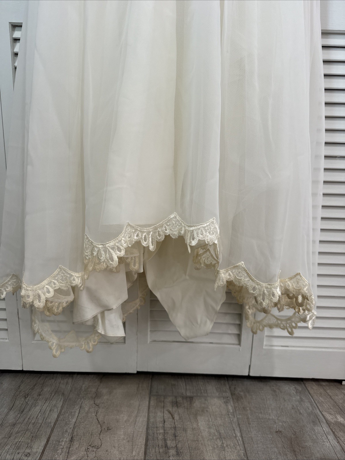 VTG 1980’s Ivory Wedding Gown w/Puff Sleeves Lace & Pearl Bodice Flowers SMALL