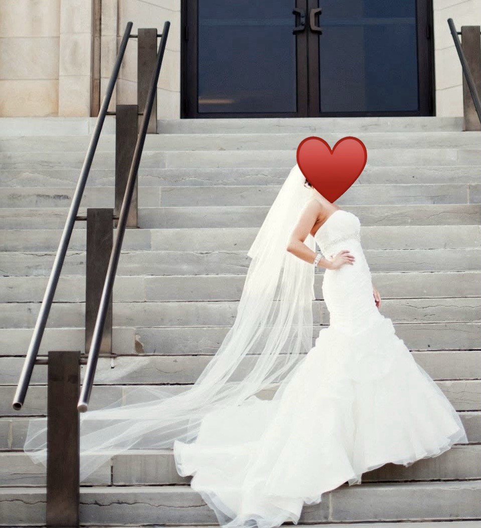 Allure Romance wedding dress. Size 4/Professionally Cleaned/Excellent Condition.