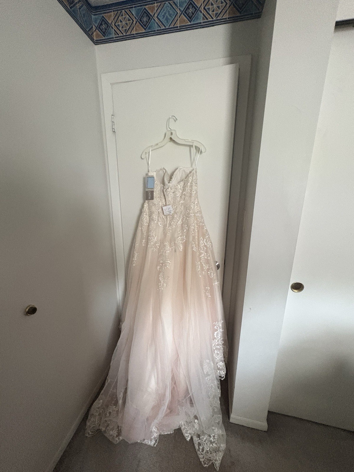 David’s Bridal Petite 10 rosetone Lace Beaded A-Line V-Neck Train VW9660