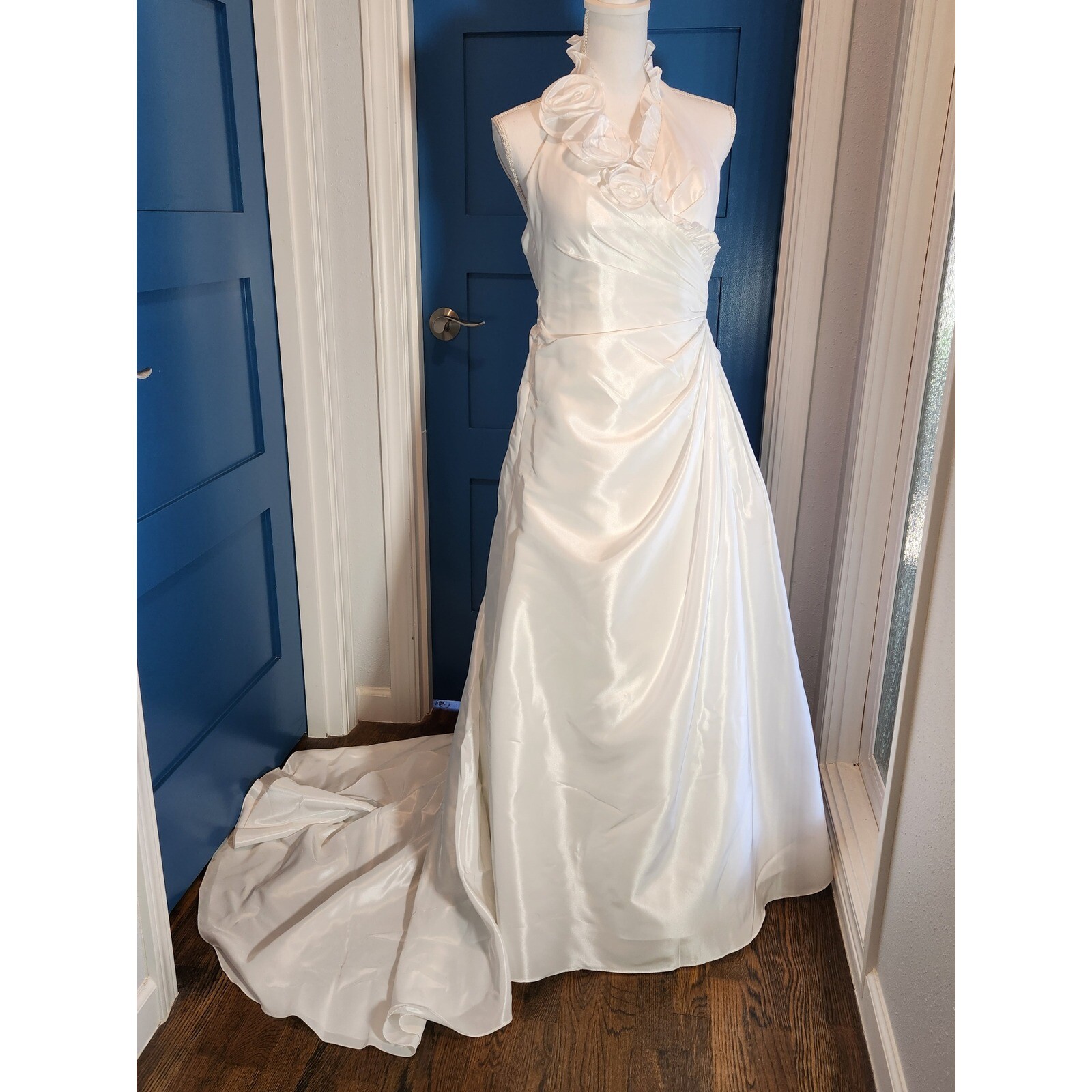 David’s Bridal Galina Satin Wedding Dress Sz 2 Halter Style Roses Small Train