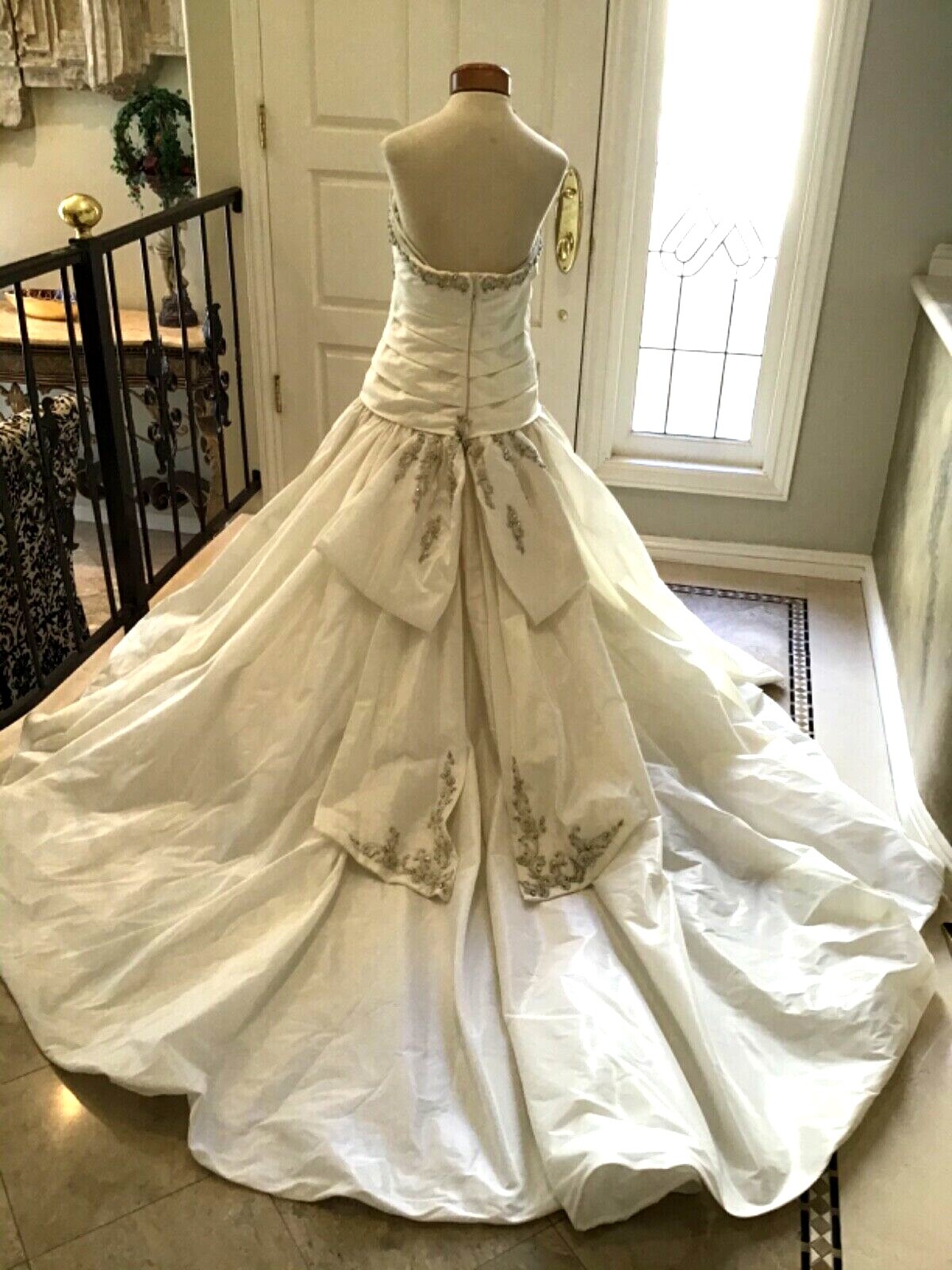 CARMEN MARC VALVO Bridal gown Wedding Dress Strapless Ivory Ball Gown 10 New