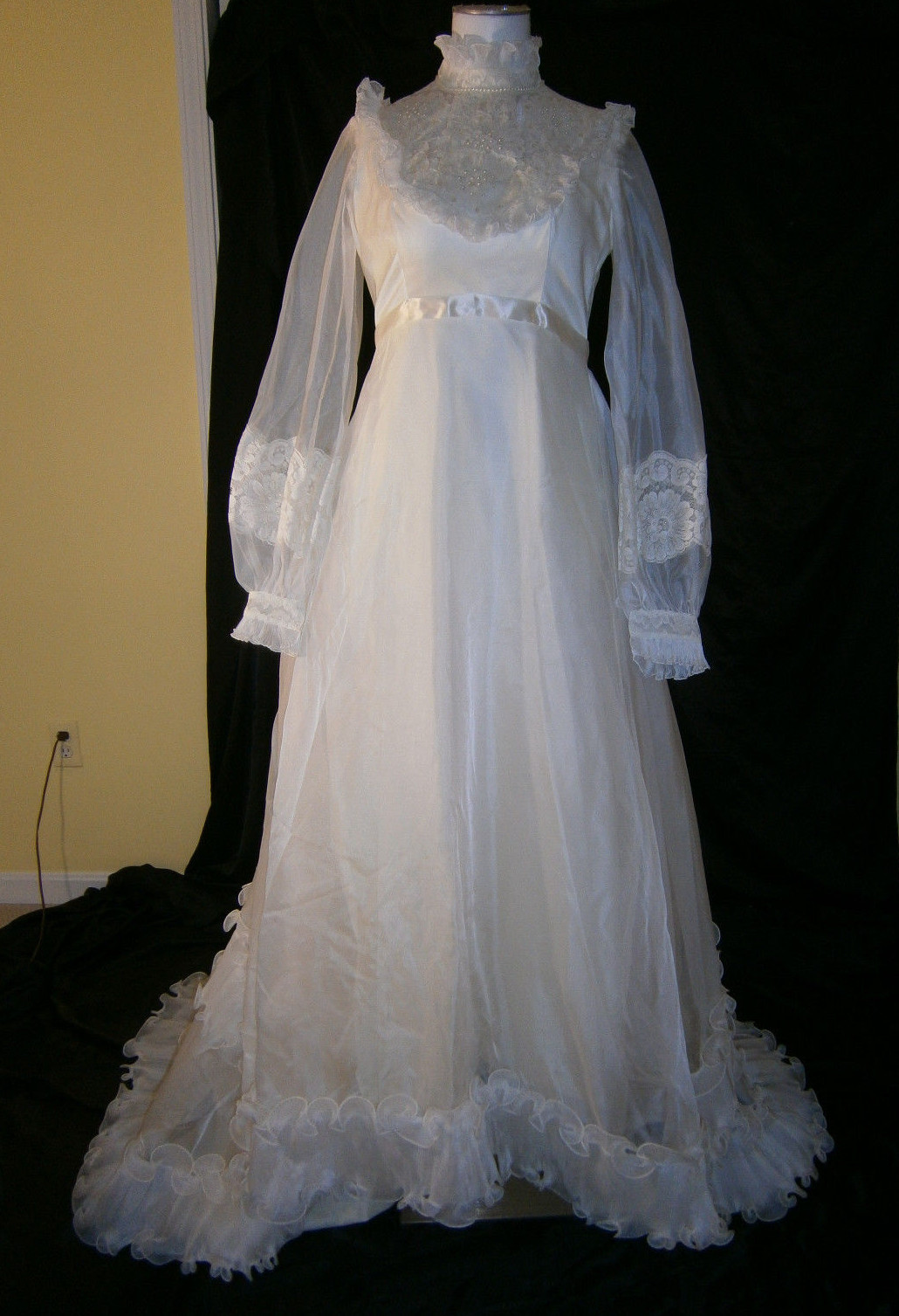 BRIDAL ORIGINALS VINTAGE WHITE WEDDING GOWN SIZE 6 PEARLS LACE ROSES BUTTONS USA