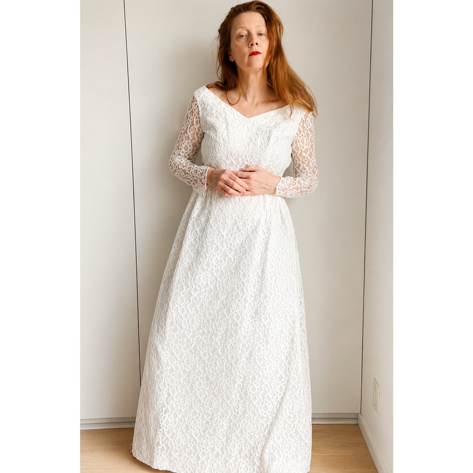 Vintage Lace White Wedding Gown Floor Length Size 4 long Sleeve Elegant Classic