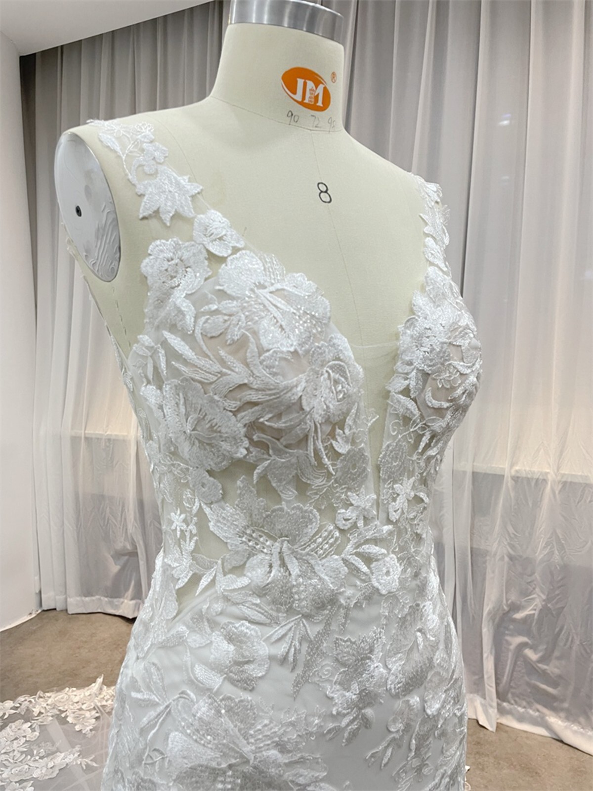 Gorgeous Floral Lace Wedding Dress Bridal Gown Custom made scalloped train Strap