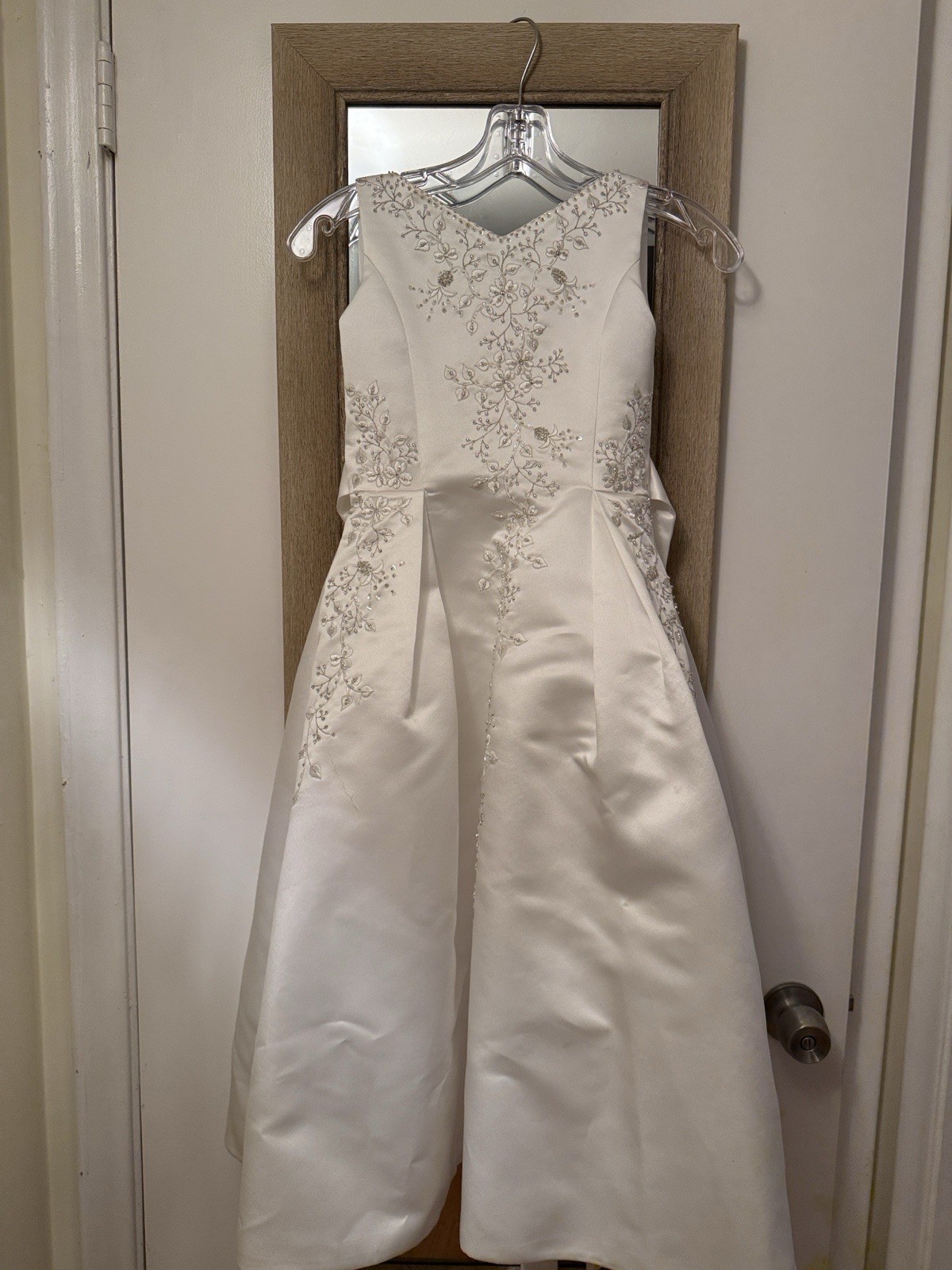 white Satin Sleeveless V-Neck A-Line Full-Length Floral girl Beaded Buttons