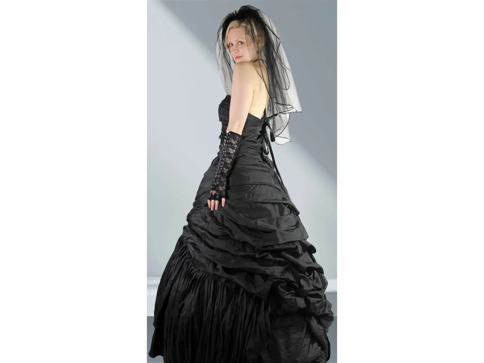 Gothic Wedding Collection Size 16* 5 Pc Dress, Hoop Skirt, Veil, Gloves, Choker