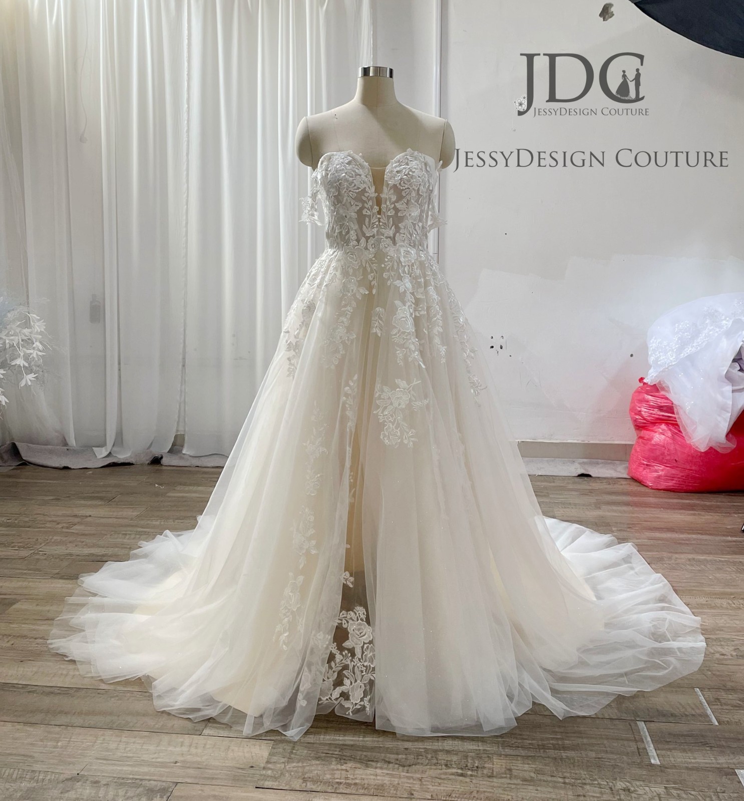 Airy glitter wedding dress wedding dress 32-60 ivory skirt slit beads straps