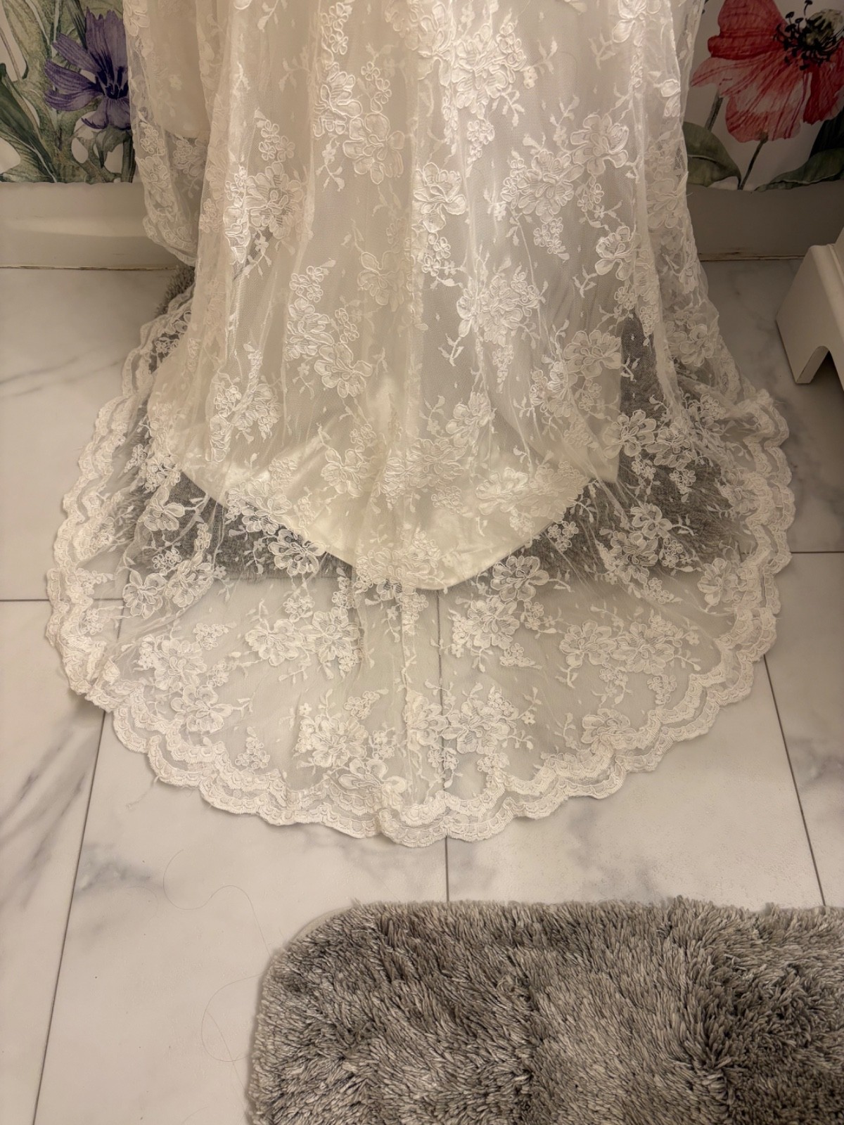 Preowned wedding dress size 4 with veil