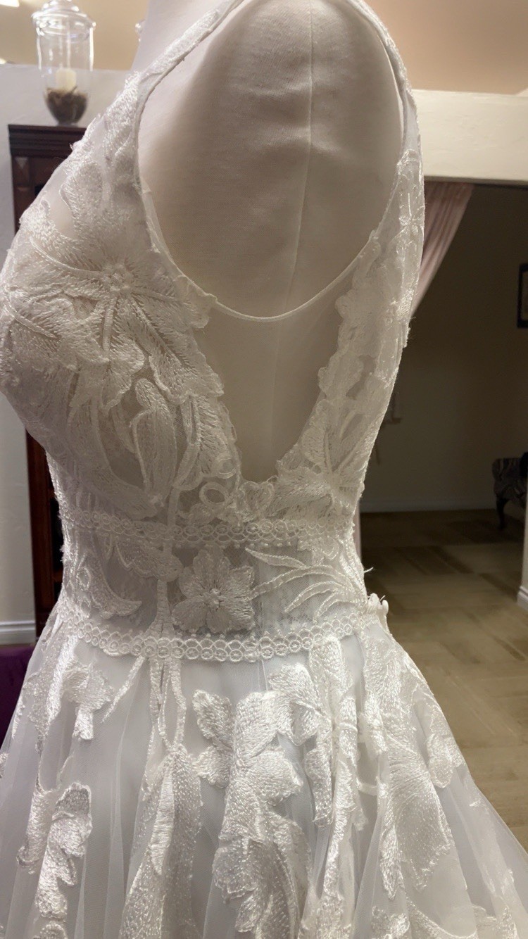 Wilderly Bride, By Allure Bridals. Adara / F142. Ivory / Platinum, Sze 8. Sample