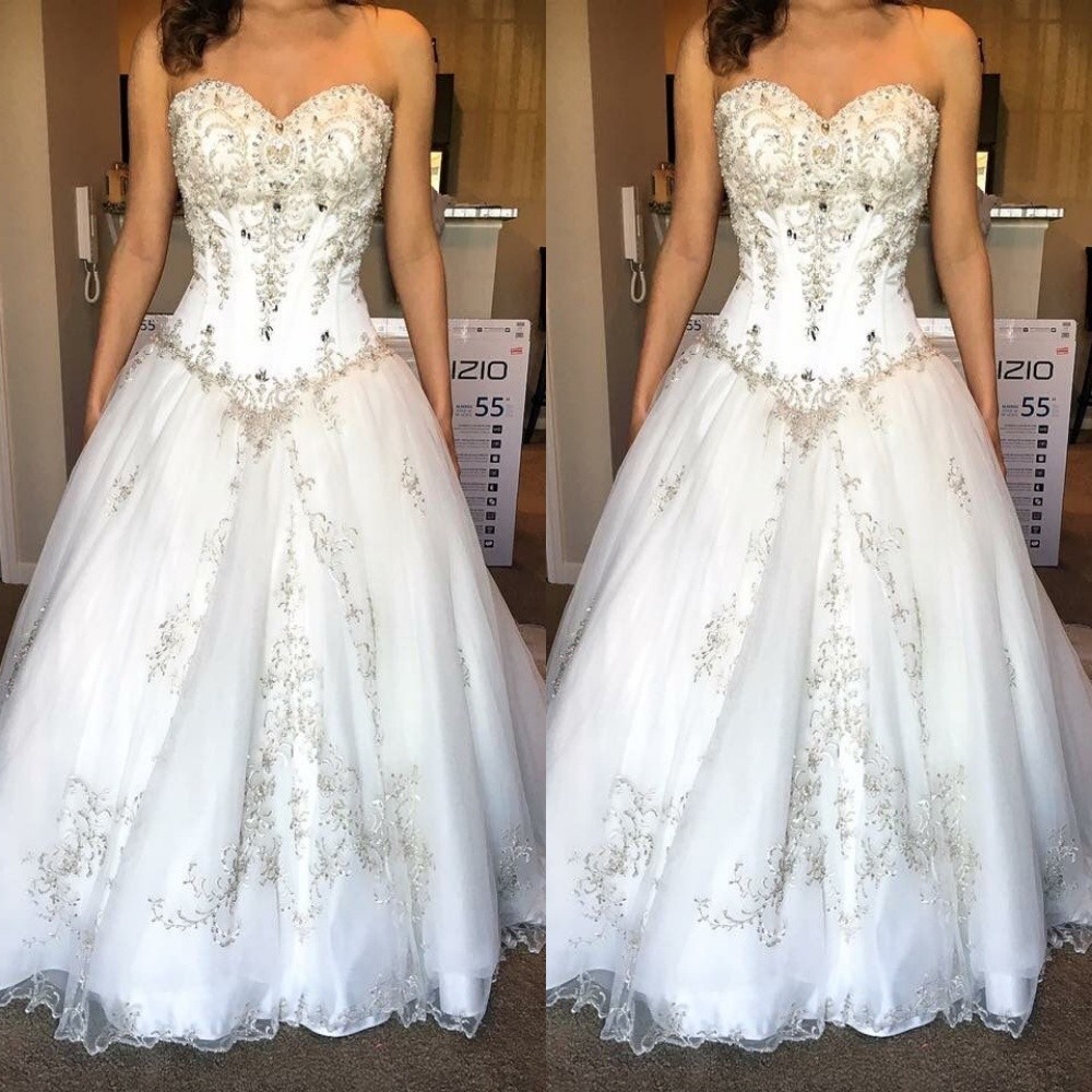Luxury Wedding Dresses Sleeveless Black Lace Applique Sweep Train Bridal Gown