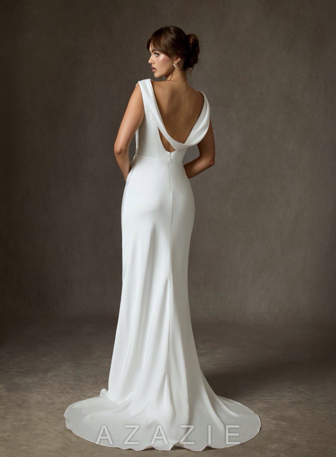 Azazie White Sleeveless Column/Sheath Wedding Dress Size 8 Scoop Neck Ruching